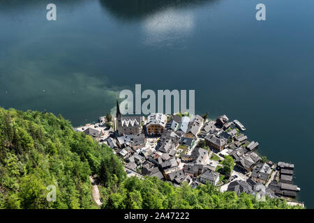 Vue sur la ville de Hallstatt Hallstatt et de la mer sur le skywalk Salzbourg (montagne de sel). Banque D'Images
