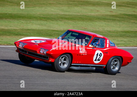 1965 Chevrolet Corvette Stingray avec chauffeur Stuart Morley au cours de la célébration de l'ACFC TT course au Goodwood Revival 2019, Sussex, UK. Banque D'Images