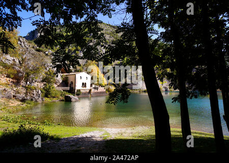 Eremo di San Domenico sur le lac San Domenico près de Arpino, Abruzzo, Italie. Le pont est le Ponte Don Serafino Rossi. Banque D'Images