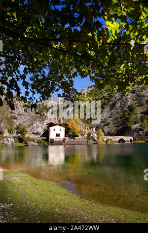 Eremo di San Domenico sur le lac San Domenico près de Arpino, Abruzzo, Italie. Le pont est le Ponte Don Serafino Rossi. Banque D'Images