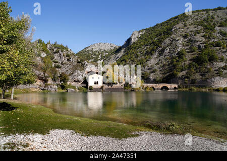 Eremo di San Domenico sur le lac San Domenico près de Arpino, Abruzzo, Italie. Le pont est le Ponte Don Serafino Rossi. Banque D'Images