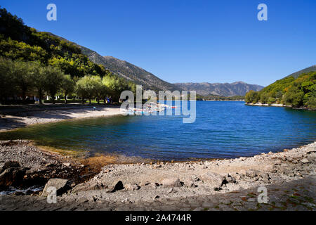 Le Lac de Scanno, Abruzzo, Italie. Banque D'Images