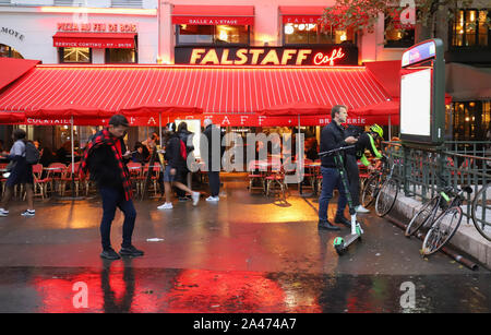 Falstaff est célèbre fac traditionnelle française situé sur la place de la Bastille à Paris, France. Banque D'Images