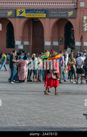 Aguador, homme qui donne de l'eau, sur la place de la Plaza de Yamaa el Fna à Marrakech en octobre 2019 Banque D'Images