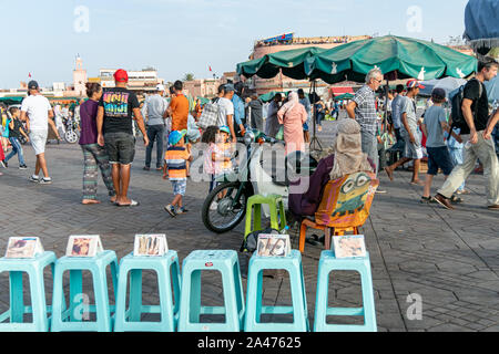 Tatouage au henné artiste, sur la place de la Plaza de Yamaa el Fna à Marrakech en octobre 2019 Banque D'Images