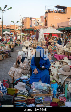 Les femmes avec niqab vendre sur une place de la médina de Marrakech en octobre 2019 Banque D'Images