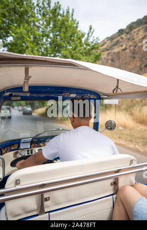 Auto Rickshaw Taxi Driving ville côtière à Mondello Banque D'Images