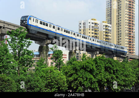 Train monorail sur la ligne 3 du métro de Chongqing, Chine Banque D'Images