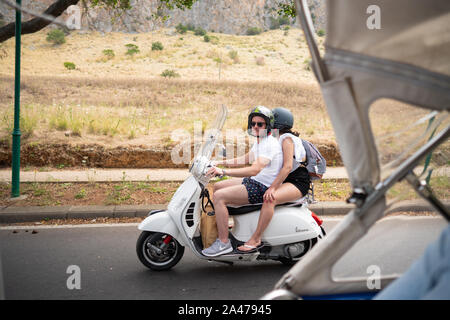 Auto Rickshaw Taxi Driving ville côtière à Mondello Banque D'Images