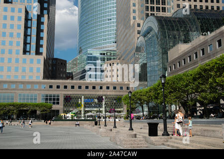 Entrée de la Brookfield Place avec certaines personnes en face d'elle Banque D'Images