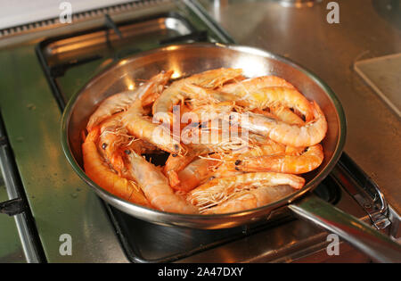 Casserole en acier inoxydable aux crevettes sur cuisinière Banque D'Images