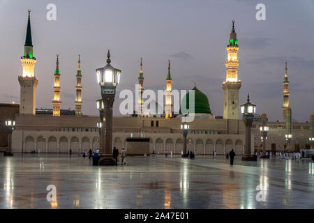 MEDINA, l'ARABIE SAOUDITE - le 26 juin : Les Musulmans marchant devant de la mosquée du Prophète Muhammad le 26 juin 2019 à Medina, KSA. Tombeau du prophète est und Banque D'Images