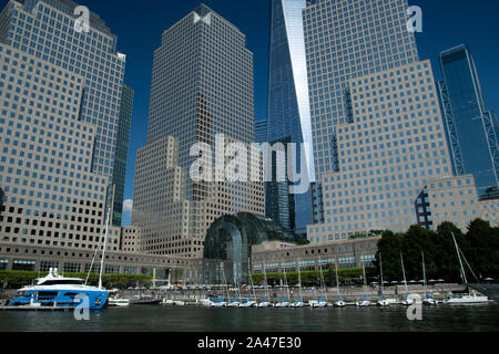 Bateaux à voile à l'Hudson River marina en face du centre commercial Brookfield Place avec One World Trade Center à l'arrière-plan Banque D'Images