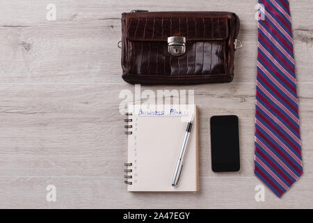 Homme d'affaires platlay sur une surface en bois. Banque D'Images