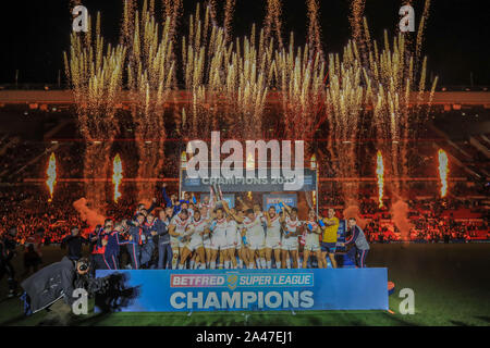 12 octobre 2019, Old Trafford, Manchester, Angleterre ; la Grande Finale 2019, Saint Helens v Salford Red Devils : St Helens gagner la grande finale et la coupe Crédit : Mark Cosgrove/News Images Banque D'Images