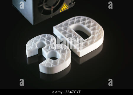 Impression 3D concept. ABS 3D lettres couleur blanche sur fond noir, matière thermoplastique à partir de l'acide polylactique (PLA). Banque D'Images