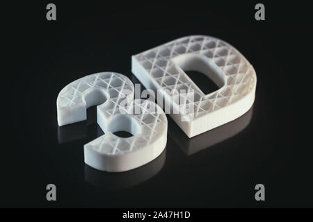 Impression 3D concept. ABS 3D lettres couleur blanche sur fond noir, matière thermoplastique à partir de l'acide polylactique (PLA). Banque D'Images