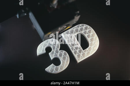 Impression 3D concept. ABS 3D lettres couleur blanche sur fond noir, matière thermoplastique à partir de l'acide polylactique (PLA). Banque D'Images