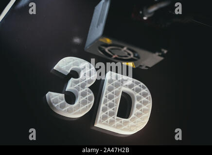 Impression 3D concept. ABS 3D lettres couleur blanche sur fond noir, matière thermoplastique à partir de l'acide polylactique (PLA). Banque D'Images