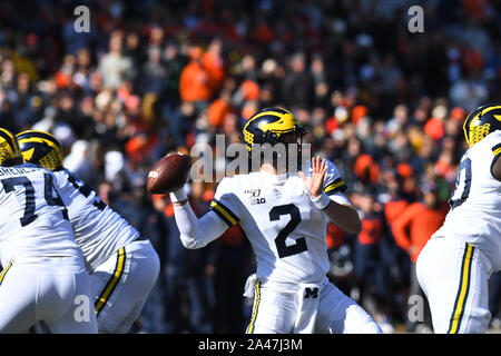 Champaigne, Illinois, USA. 12 octobre, 2019. Michigan Wolverines quarterback Shea Patterson (2) en action au cours de la conférence Big Ten NCAA Football jeu entre l'Illinois vs Michigan au Memorial Stadium de Champaigne, l'Illinois. Dean Reid/CSM/Alamy Live News Banque D'Images