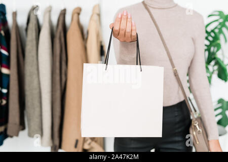 Jeune femme élégante sac shopper avec standing in front of camera Banque D'Images