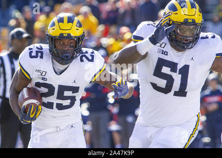 Champaign, Illinois, USA. 12 octobre, 2019. Michigan suivi verso HASSAN HASKINS (25) porte la balle au cours du Michigan 42-25 victoire sur l'Illinois à Memorial Stadium. Crédit : Scott/Mapes ZUMA Wire/Alamy Live News Banque D'Images