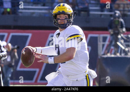 Champaign, Illinois, USA. 12 octobre, 2019. Michigan quarterback SHEA PATTERSON (2) jette une passer en cas de victoire du Michigan 42-25 plus de l'Illinois à Memorial Stadium. Crédit : Scott/Mapes ZUMA Wire/Alamy Live News Banque D'Images