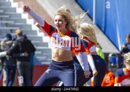 Champaign, Illinois, USA. 12 octobre, 2019. Une cheerleader Illini réalise pour les fans lors du Michigan 42-25 victoire sur l'Illinois à Memorial Stadium. Crédit : Scott/Mapes ZUMA Wire/Alamy Live News Banque D'Images