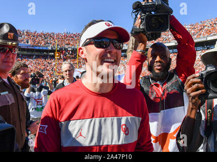 Oct 12, 2019 : l'entraîneur-chef de l'Oklahoma Sooners Lincoln Riley sourit après la rivière Rouge jeu NCAA rivalité entre l'Université de l'Oklahoma Sooners et l'Université de Texas longhorns au Cotton Bowl Stadium à Fair Park à Dallas, TX Texas défait 34-27 Albert Pena/CSM Banque D'Images