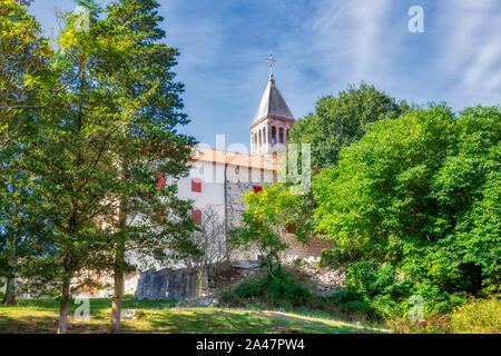 Monastère de Krka. 14e siècle Eglise orthodoxe serbe monastère dédié à l'Archange Michel. Situé dans le Parc National de Krka, Croatie. Droit Banque D'Images