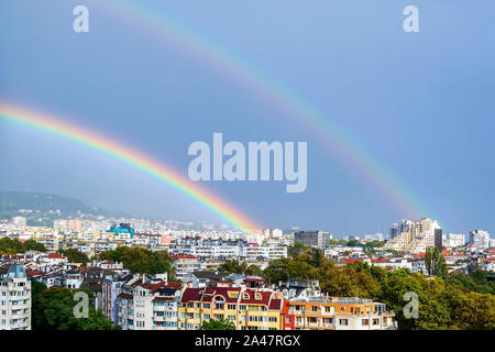 Double arc-en-ciel magnifique sur la ville. Un double arc-en-ciel est apparu contre ciel orageux gris plus résidentiel de la ville. La beauté dans la nature. Banque D'Images