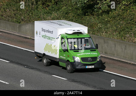 Livraison à domicile d'ASDA Mercedes Sprinter van, véhicules de transport logistique sur la M6 à Lancaster, UK Banque D'Images