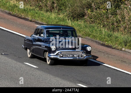 1952 Buick noire américaine, véhicule circulant en direction nord sur l'autoroute M6 près de Garstang dans le Lancashire, Royaume-Uni. Banque D'Images