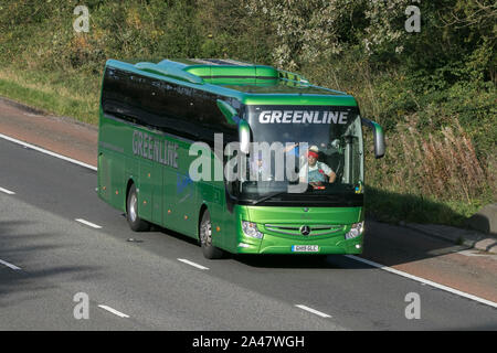 Mercedes Greenline coach tour bus rubrique vers le sud sur l'autoroute M6 près de Preston dans le Lancashire, Royaume-Uni Banque D'Images