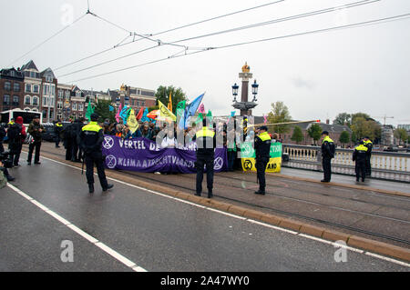 Les manifestants à la police Démonstration du climat de l'extinction au groupe rébellion Amsterdam The Netherlands 2019 Banque D'Images