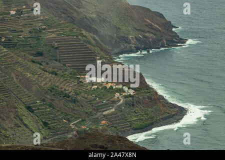 Vue aérienne du nord-est de l'île de La Gomera. Rocky belle côte de l'océan avec des vagues déferlantes. Playa de Hermigua, La Gomera, Canary Islands, Espagne. Banque D'Images