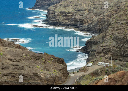 Vue aérienne du nord-est de l'île de La Gomera. Rocky belle côte de l'océan avec des vagues déferlantes. La plage de Caleta, La Gomera, Canary Islands, Spain Banque D'Images