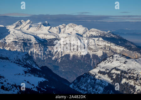 Panorama avec ciel dramatique, dans les Alpes, Flaine Grand Massif, France Banque D'Images