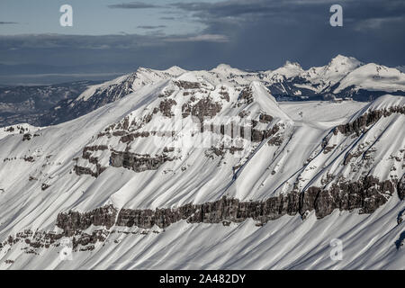 Panorama avec ciel dramatique, dans les Alpes, Flaine Grand Massif, France Banque D'Images