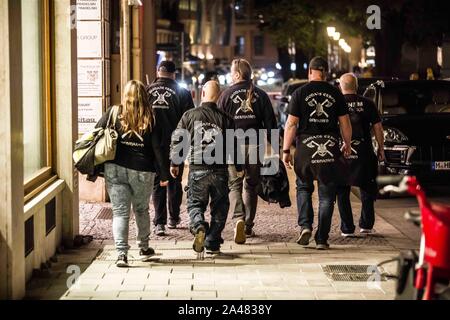 Munich, Bavière, Allemagne. 12 octobre, 2019. Le côté droit et extrémistes Verfassungsschutz-surveillés (services secrets) Wodans Erben vigilante group a effectué une patrouille dans la ville de Munich dans la soirée du samedi, Octobre 12th. Le groupe a été autrefois connu comme les soldats d'Odin, mais a changé de nom suite à un différend et a depuis effectué des patrouilles et de provocations dans toute la Bavière. Plus tard dans la soirée, la police a arrêté le groupe lors de la Sendlinger Tor gare à documenter leur identité et leurs activités. C'est aussi à ce moment que le groupe a déposé une plainte pénale contre les faux Banque D'Images