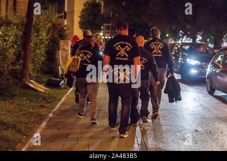 Munich, Bavière, Allemagne. 12 octobre, 2019. Le côté droit et extrémistes Verfassungsschutz-surveillés (services secrets) Wodans Erben vigilante group a effectué une patrouille dans la ville de Munich dans la soirée du samedi, Octobre 12th. Le groupe a été autrefois connu comme les soldats d'Odin, mais a changé de nom suite à un différend et a depuis effectué des patrouilles et de provocations dans toute la Bavière. Plus tard dans la soirée, la police a arrêté le groupe lors de la Sendlinger Tor gare à documenter leur identité et leurs activités. C'est aussi à ce moment que le groupe a déposé une plainte pénale contre les faux Banque D'Images