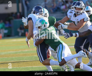 New Orleans, LA, USA. 12 octobre, 2019. La Tulane Larry Bryant # 6 sacs du quart-arrière au cours de l'UConn NCAA football match entre la Tulane Green Wavre et l'UConn Huskies au Yulman Stadium à New Orleans, LA. Kyle Okita/CSM/Alamy Live News Banque D'Images