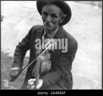 Fiddlin' Bill Hensley, mountain fiddler, Asheville, en Caroline du Nord ( Banque D'Images