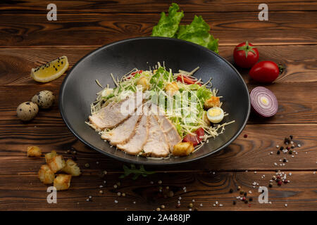 Caesar Salade de feuilles de San Romano, poulet à la pâte avec les tomates cerise, oeuf de caille, chapelure, parmesan, sauce caesar et tobiko Banque D'Images