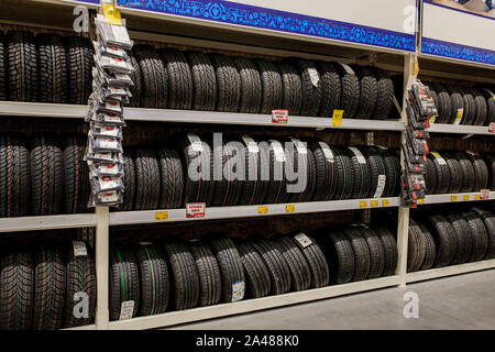 Ivano-Frankivsk, Ukraine, 26 août 2019 : Rack avec variété de pneus de voiture automobile en magasin. Banque D'Images