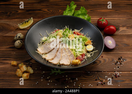 Caesar Salade de feuilles de San Romano, poulet à la pâte avec les tomates cerise, oeuf de caille, chapelure, parmesan, sauce caesar et tobiko Banque D'Images