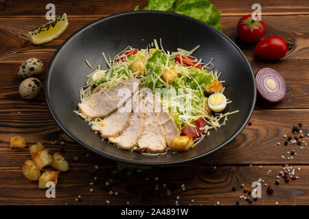 Caesar Salade de feuilles de San Romano, poulet à la pâte avec les tomates cerise, oeuf de caille, chapelure, parmesan, sauce caesar et tobiko Banque D'Images