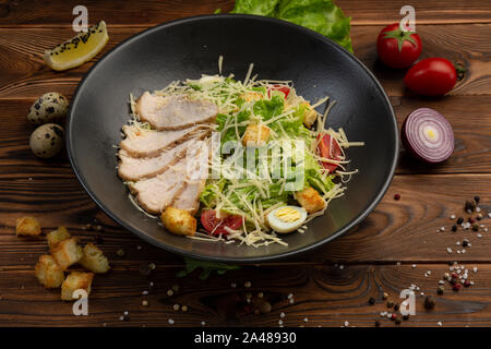 Caesar Salade de feuilles de San Romano, poulet à la pâte avec les tomates cerise, oeuf de caille, chapelure, parmesan, sauce caesar et tobiko Banque D'Images