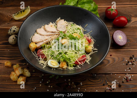 Caesar Salade de feuilles de San Romano, poulet à la pâte avec les tomates cerise, oeuf de caille, chapelure, parmesan, sauce caesar et tobiko Banque D'Images