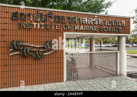 Chon Buri, Thaïlande - Mars 16, 2019 : Inscrivez-vous à l'entrée des sciences maritimes de l'Université Burapha, sur Long-Hard Bangsaen Road. Mur marron, à l'image de lette Banque D'Images